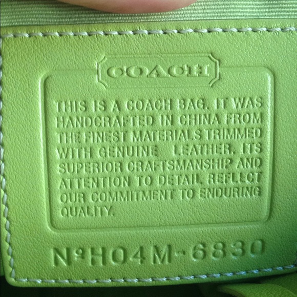 Pale green medium size coach purse - Picture 5 of 8